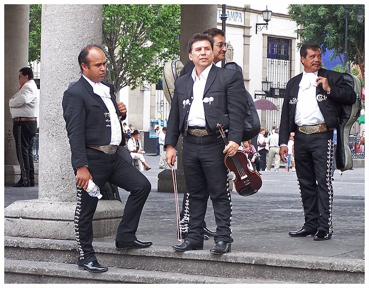 100_2451.jpg - L'attente des Mariachis  Mexique, été 2007 