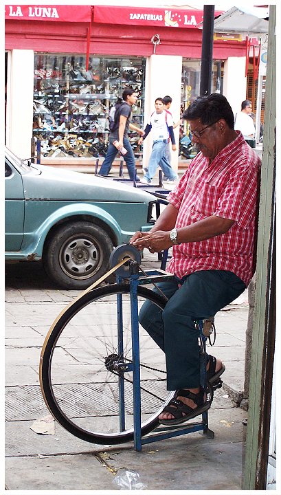100_2537.jpg - Aiguiseur de couteaux à Oaxaca  Mexique, été 2007 